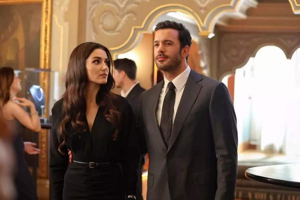 Hande Erçel ve Barış Arduç’un Dizisinde Şok Prodüksiyon Hatası: Shutterstock Amblemi Ekranda Belirdi