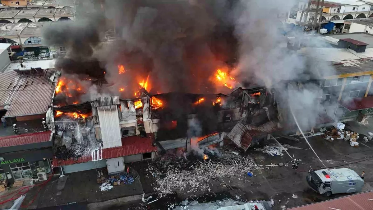 Adana’da Hırdavat Dükkanında Yangın: Dronla Havadan Görüntüleniyor