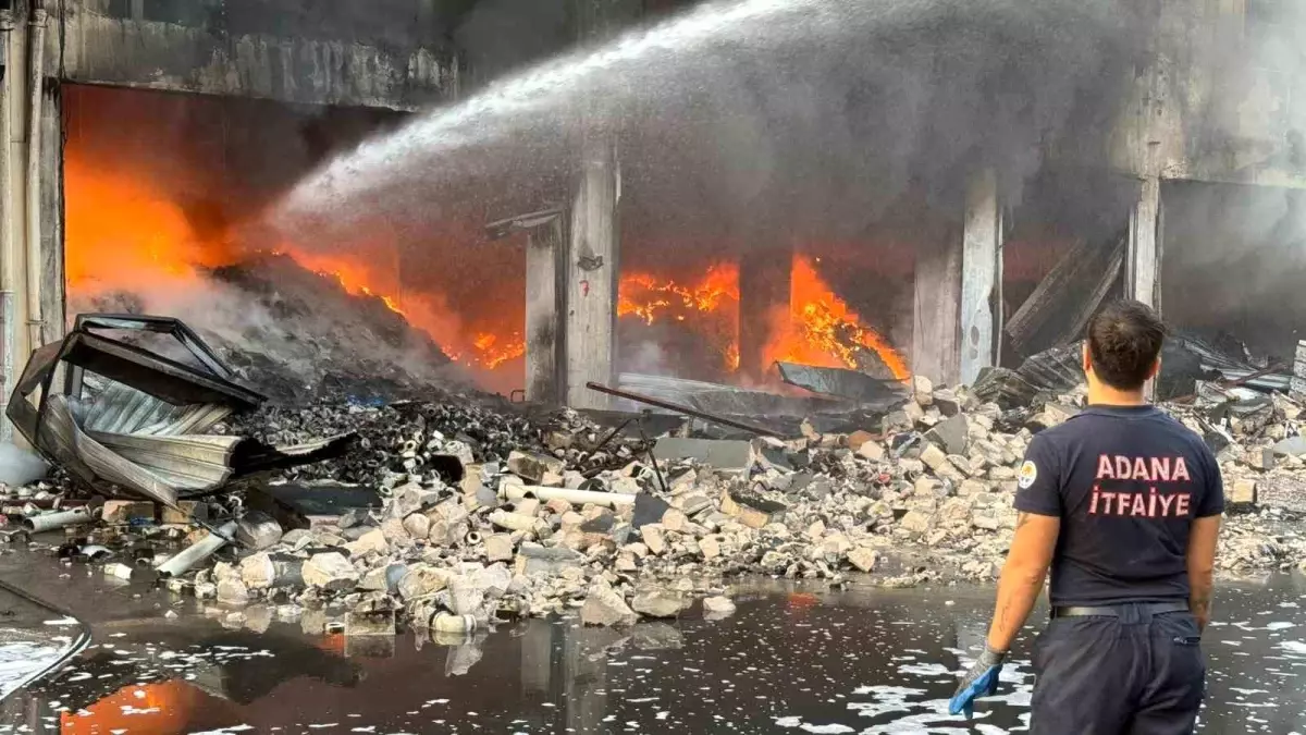 Adana Seyhan’da 3 Katlı Hırdavat Dükkanını Saran Şiddetli Yangın Kontrol Altına Alındı