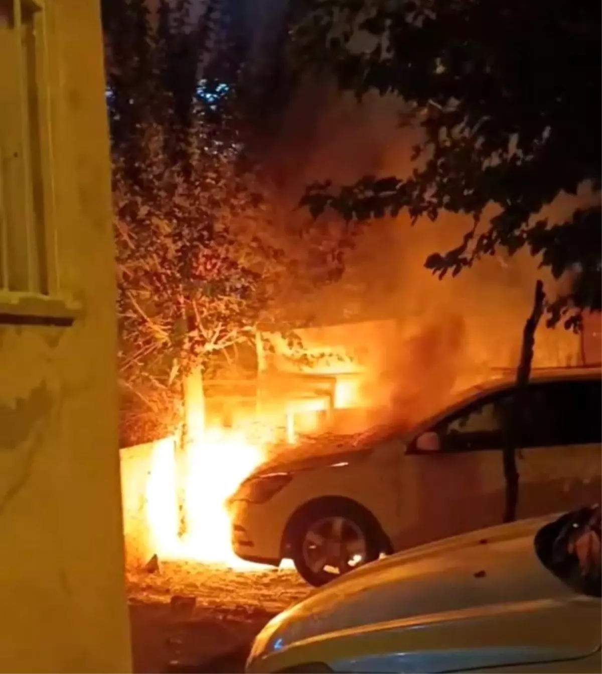 Batman’da Park Halindeki Araç Yandı