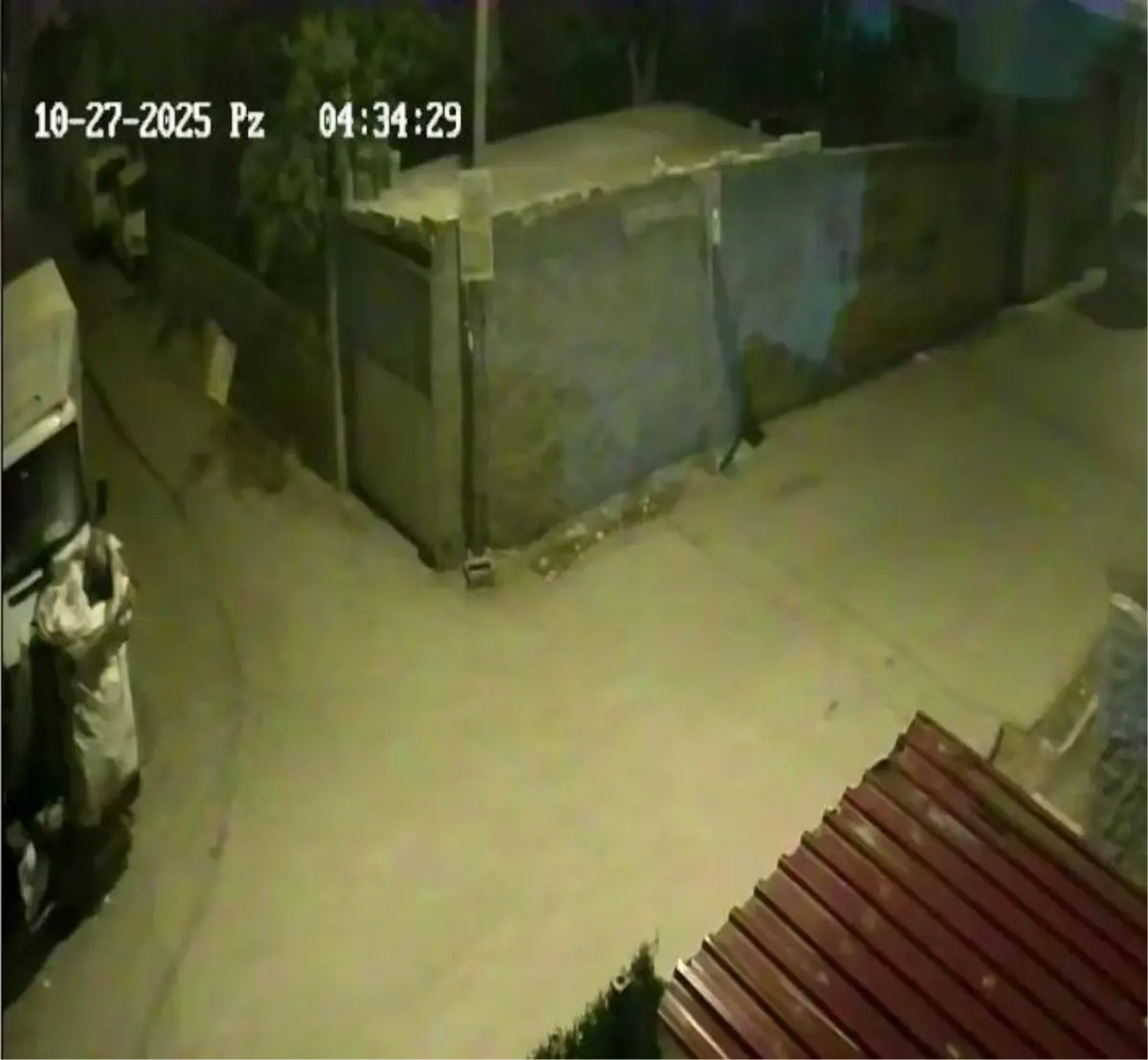 Adana’da Kamyonetten Eşya Çalan Hırsız Kamerada Yakalandı ve Anında Tutuklandı