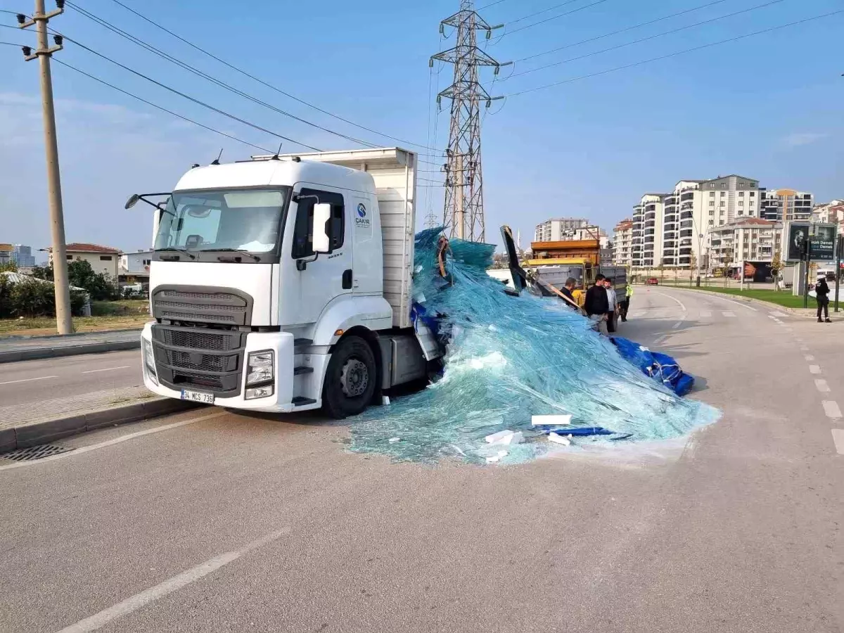 Bursa’da Kamyonetin Kasasındaki Camlar Yola Saçıldı