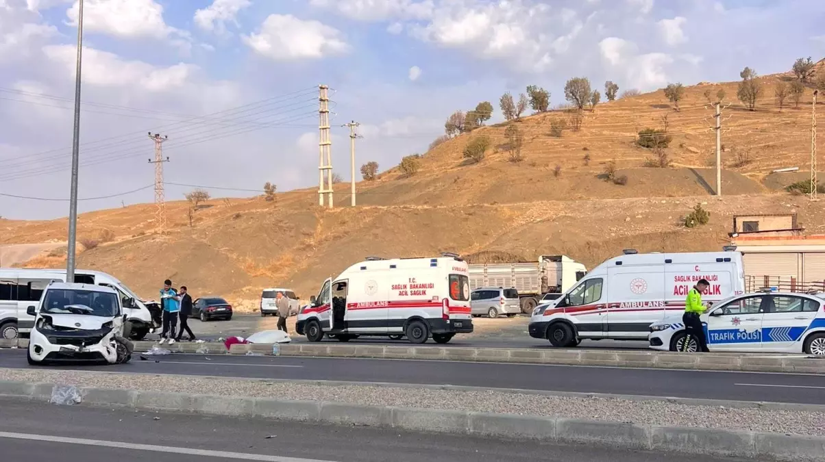 Şırnak’ta Minibüs ve Ticari Araç Çarpıştı: 19 Yaralı