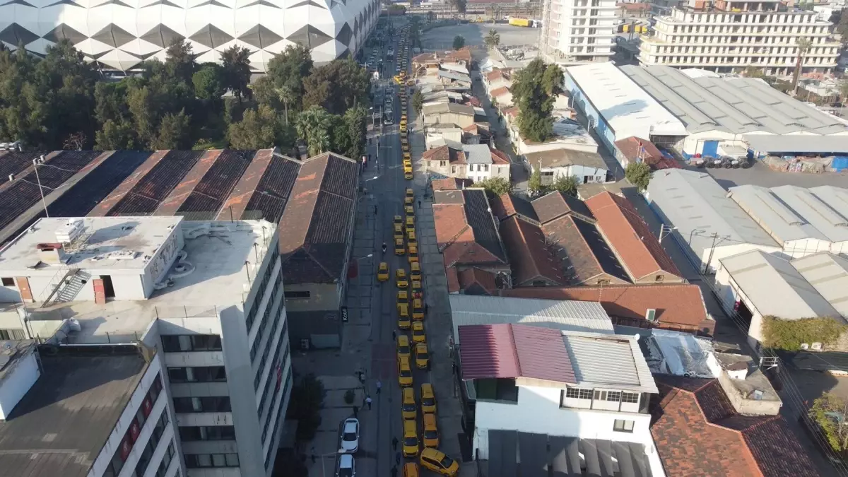 İzmir’de taksiciler, korsan taşımacılığa karşı kontak kapattı