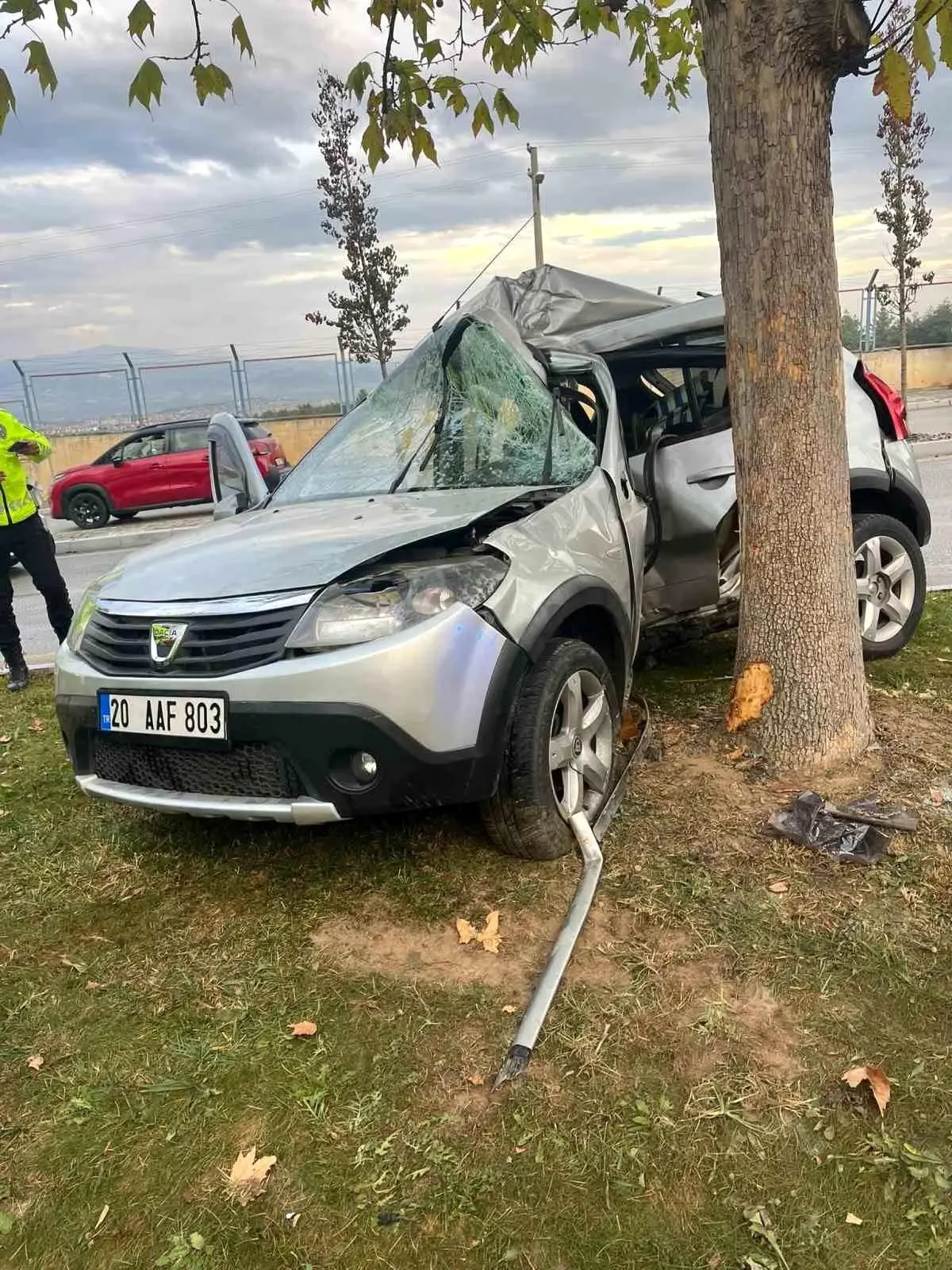 Denizli’de Trafik Kazası: Genç Sürücü Hayatını Kaybetti