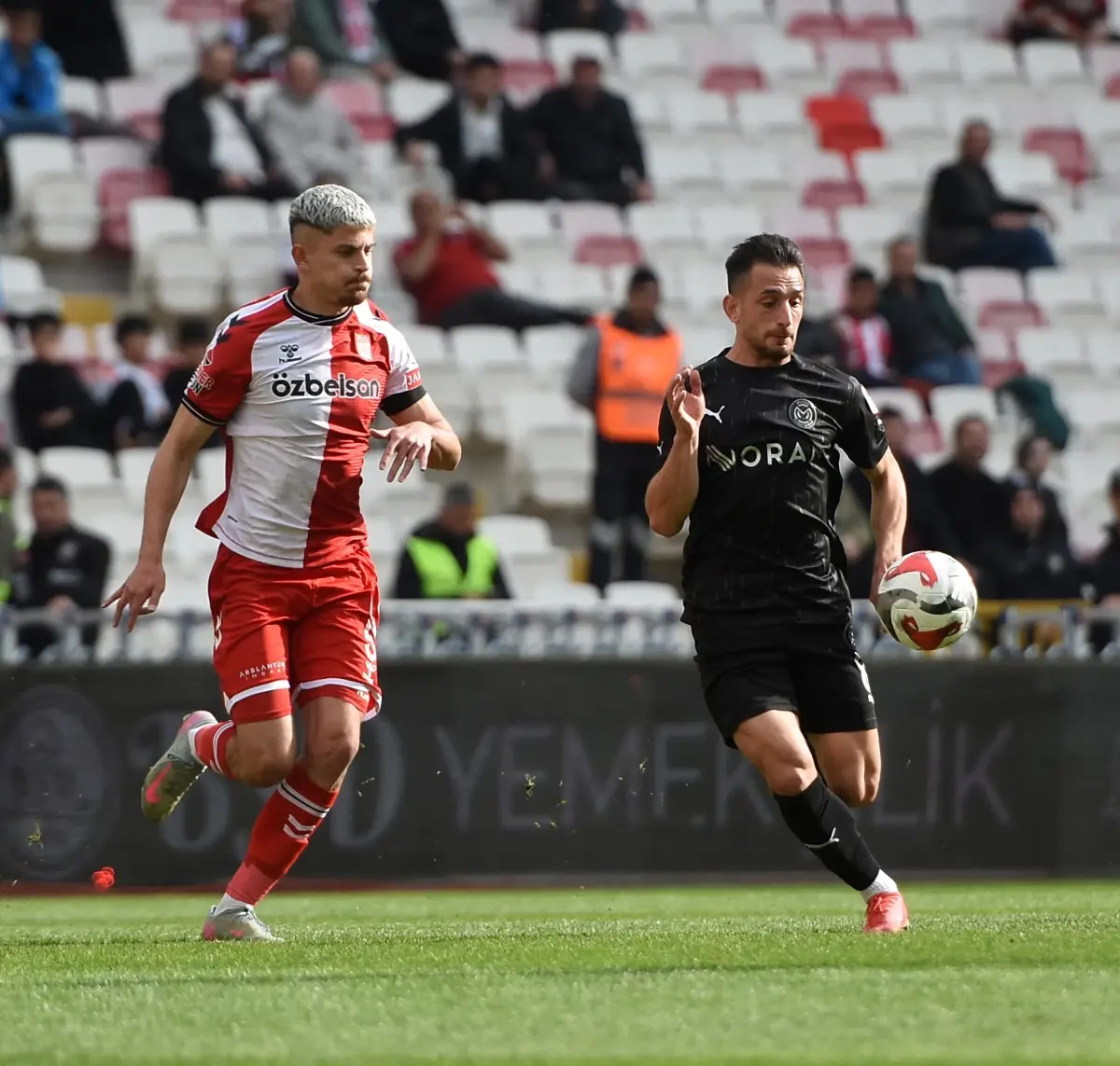 Sivasspor 3-2 Manisa FK: Kırmızı Kart ve VAR Tartışması Maçı Sahneledi