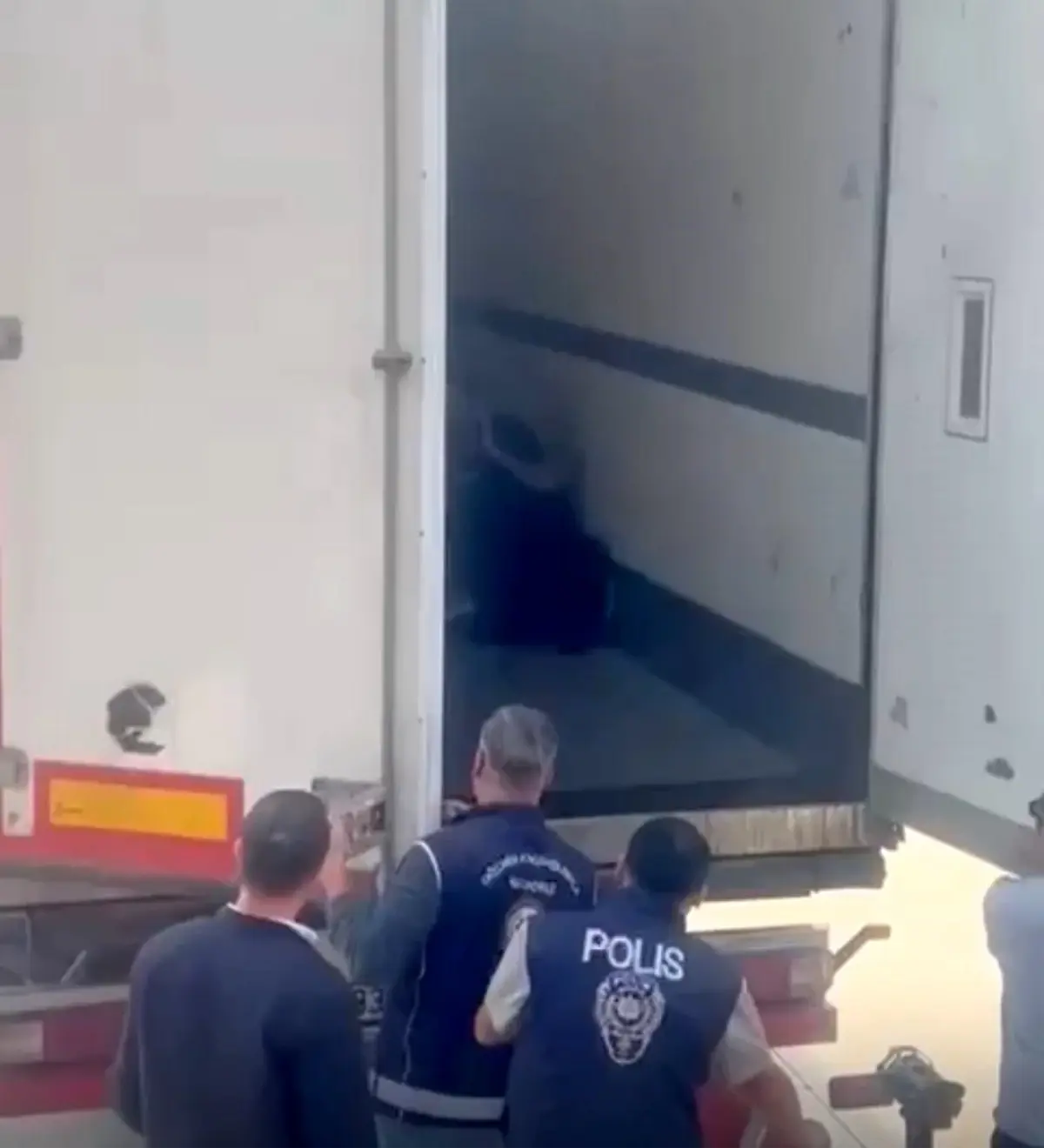 Sakarya’da 24 Düzensiz Göçmen Yakalandı: Kaçakçılık Ağır Bastırıldı!