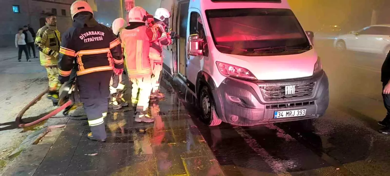 Diyarbakır’da itfaiye ekiplerinin karavan yangınına müdahalesi kask kamerasında