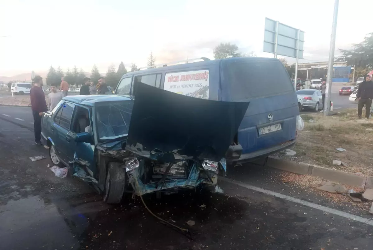 Şarkikaraağaç’ta Kaza: 2 Yaralı