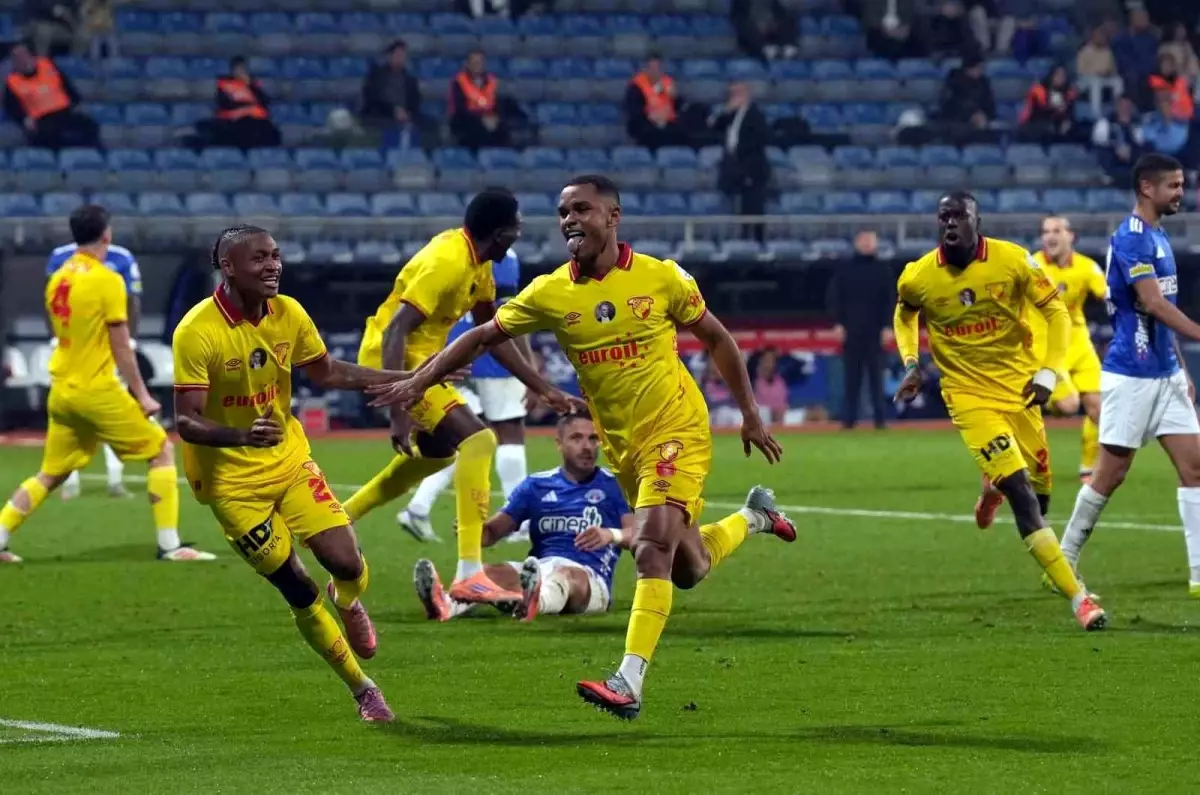 Kasımpaşa Evinde Göztepe’yi 2-0 Mağlup Etti: Şampiyonluk Yarışı İçin Kritik Darbe