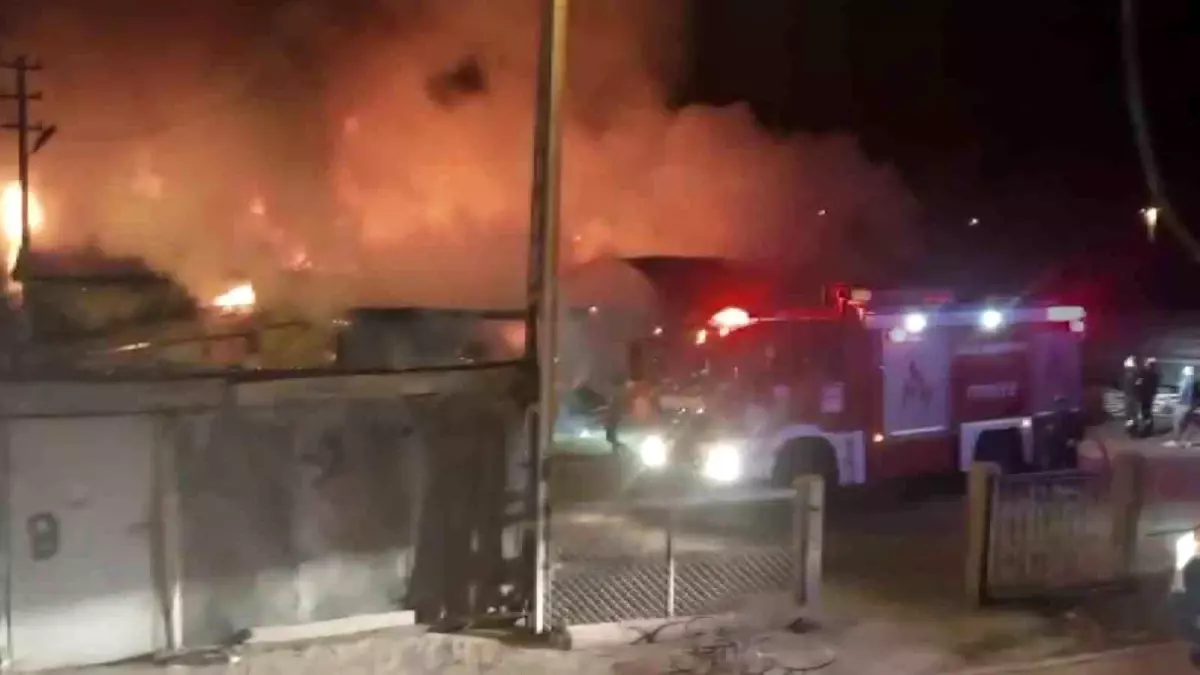 Sivas’ta Ahırda Yangın: Hayvanlar Kurtarıldı, Maddi Hasar Meydana Geldi