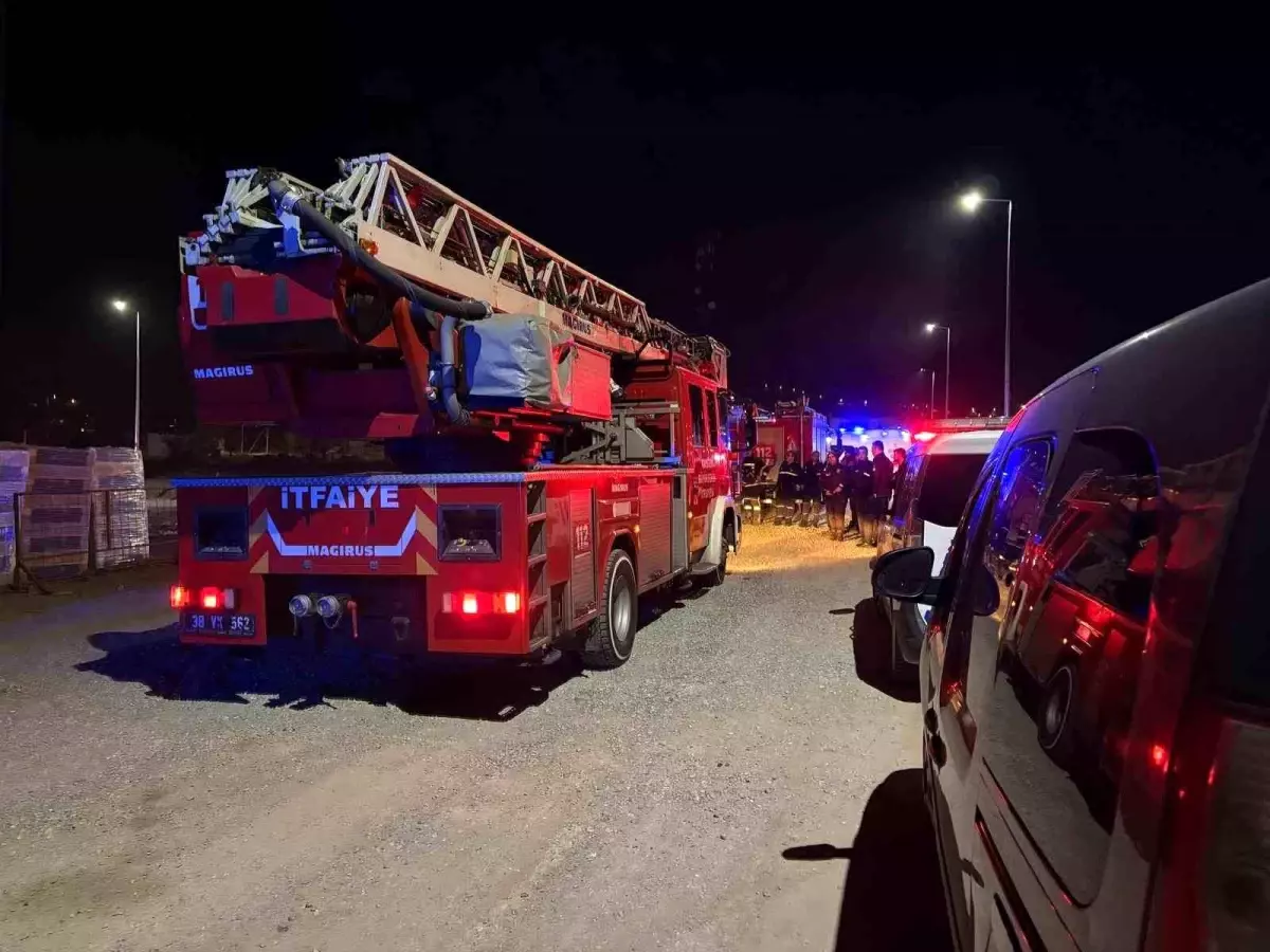 Kayseri Kocasinan’da 14. Kattaki İntihar Girişimi Polisle Önlendi