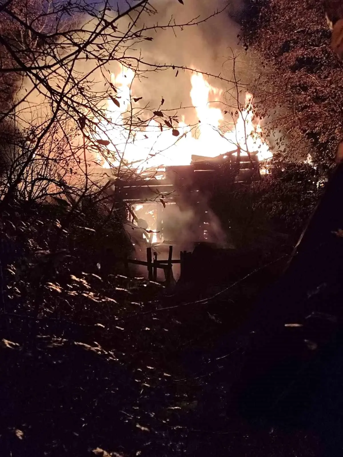 Karabük’te Yangın: Ahşap Ev Kullanılamaz Hale Geldi, İki Yaralı