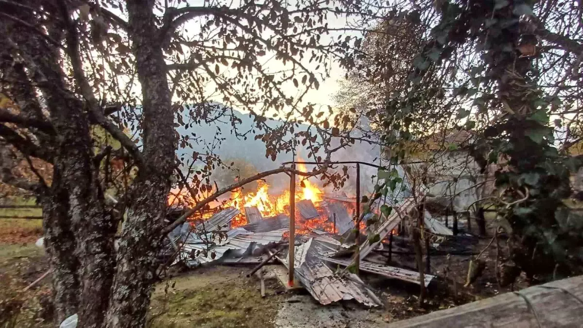 Karabük’te Ahşap Evde Yangın: 5 Kişi Dumandan Etkilendi