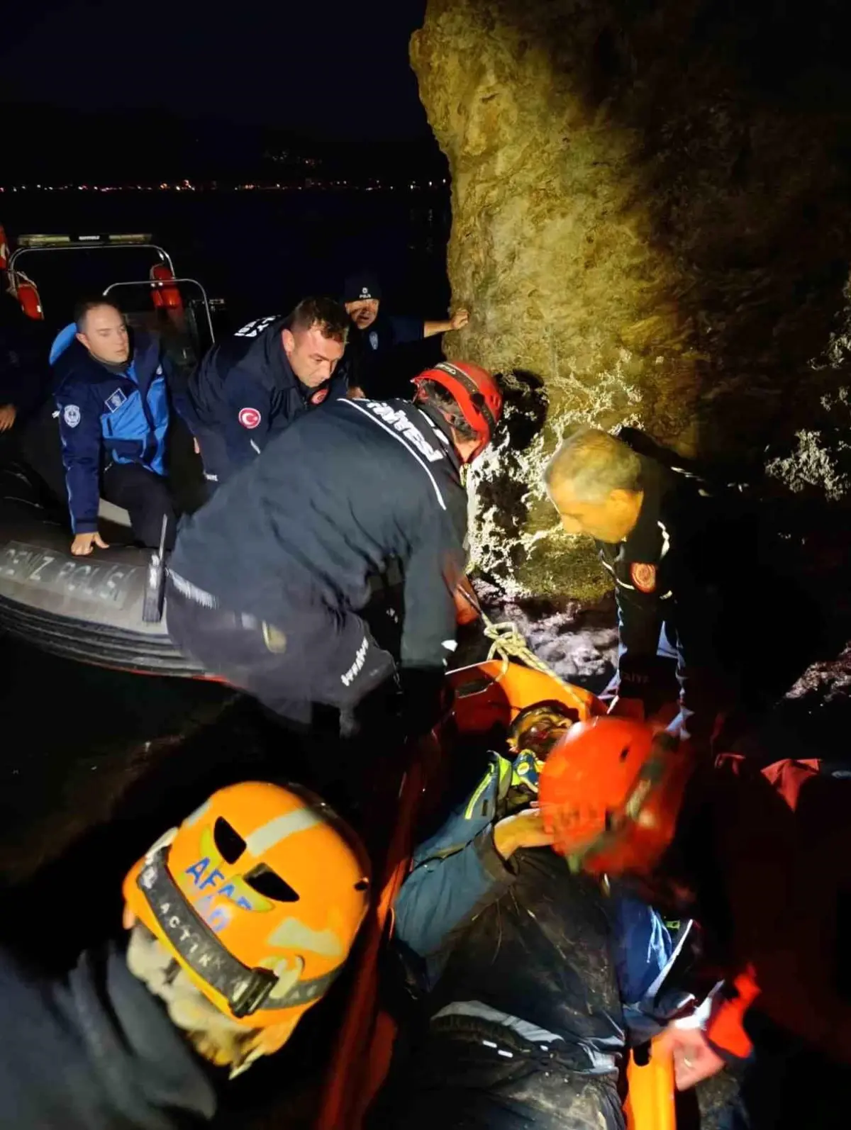 Antalya’da Falezlerden Düşen Adam Kurtarıldı