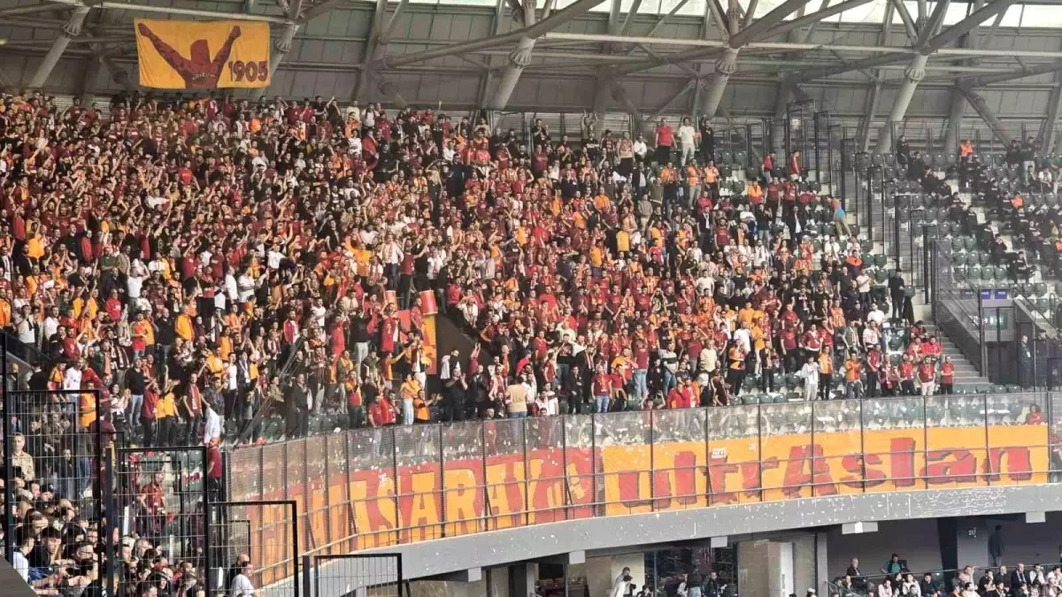 Galatasaray Taraftarından Selçuk İnan Tezahürü