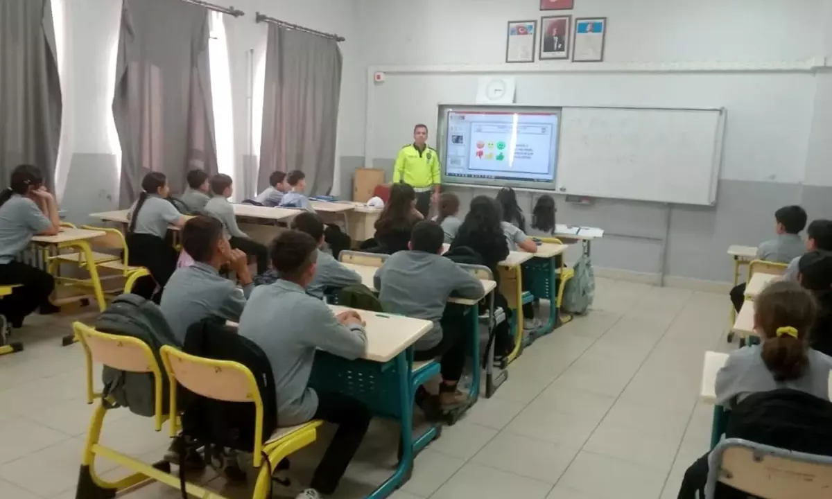 Öğrencilere Trafik Eğitimi: Yenipazar’da Güvenli Yollar İçin Uygulamalı Ders