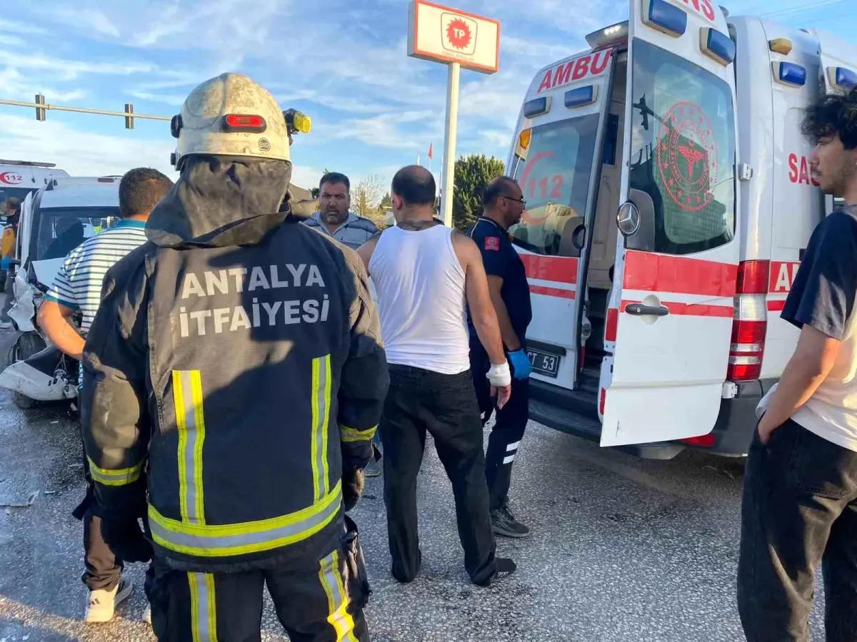 Antalya’da Kavşak Kazası: 4 Yaralı