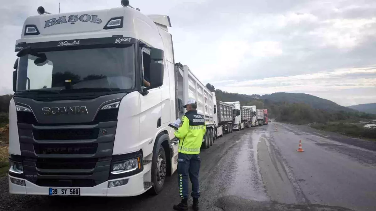 Alaplı’da Brandası Açık Tırlara Ağır Cezalar: Jandarma Denetimleri Sürücüleri Uyardı