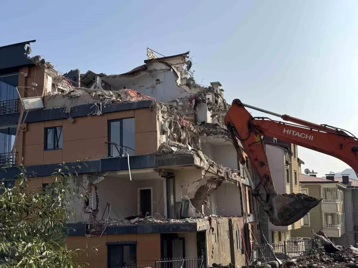 Ordu’da Yıkılma Tehlikesi Altındaki 5 Katlı Bina İçin Yıkım Çalışmaları Devam Ediyor