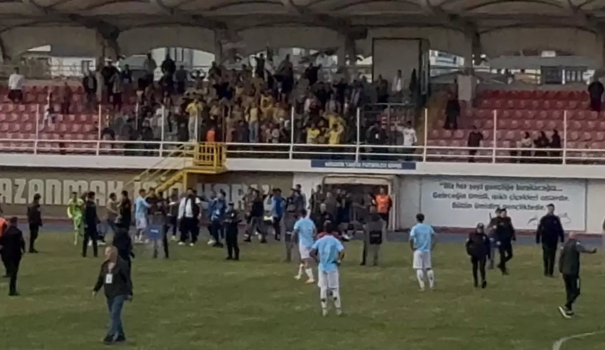 Taraftarlar Sahayı Bastı: Arbede Yaşandı