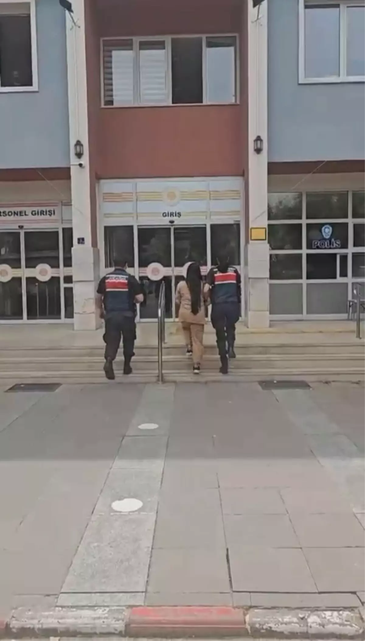 Aydın’da Hırsızlık suçlarından 30 yıl hapis cezası bulunan kadın yakalandı