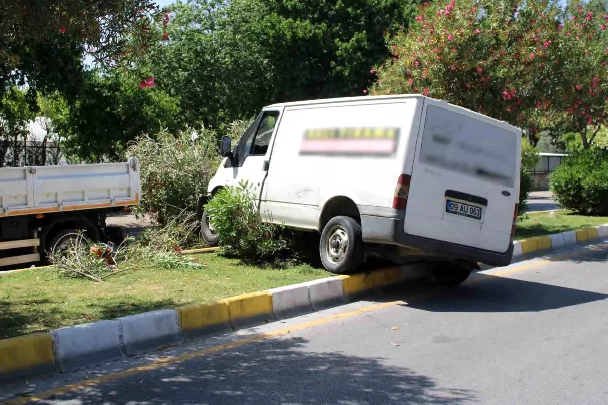 Minibüs Şoförünün Başını Ezdiği Refüjde Asılı Kaldı