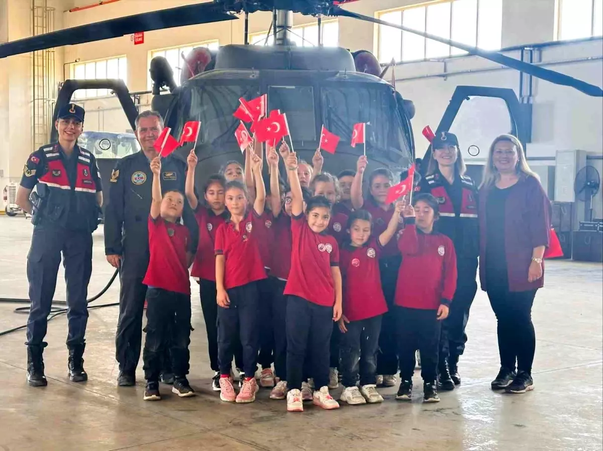 Öğrenciler Jandarma Komutanlığını Ziyaret Etti