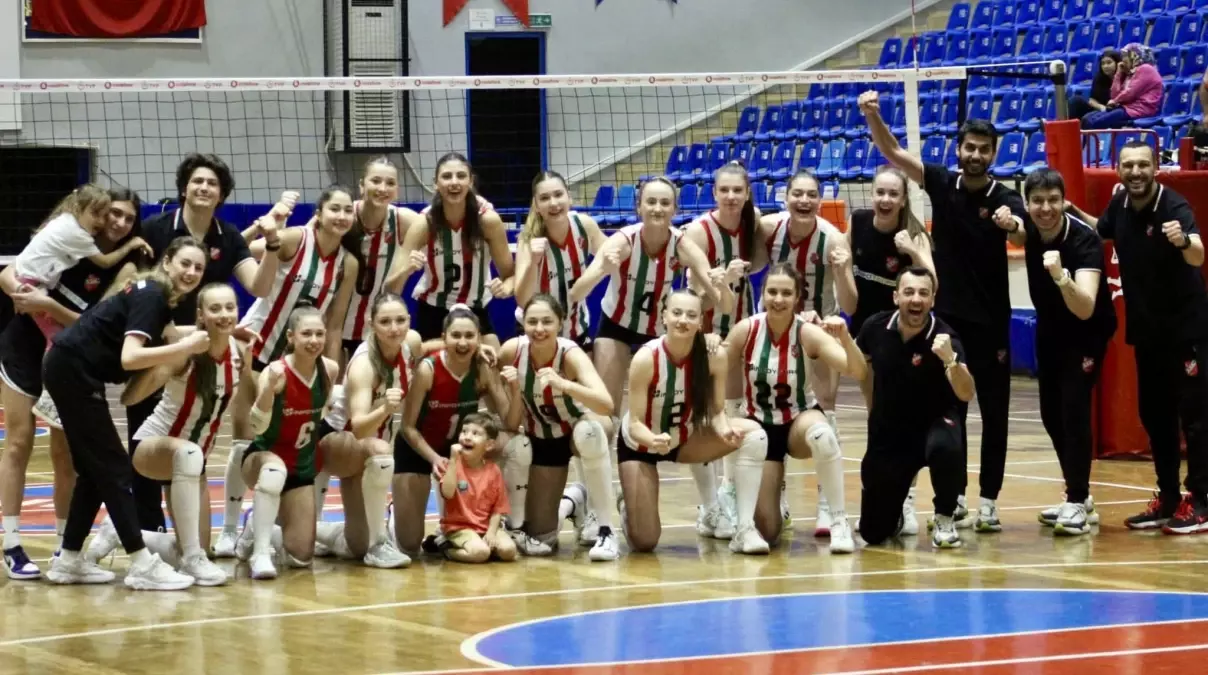 Karşıyaka Kızları Türkiye Üçüncüsü Oldu