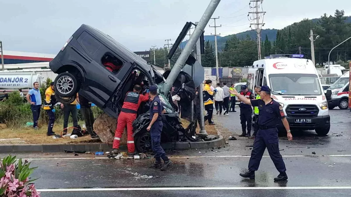 Ticari Araç Trafik Işığı Direğine Çarpıp Asılı Kaldı