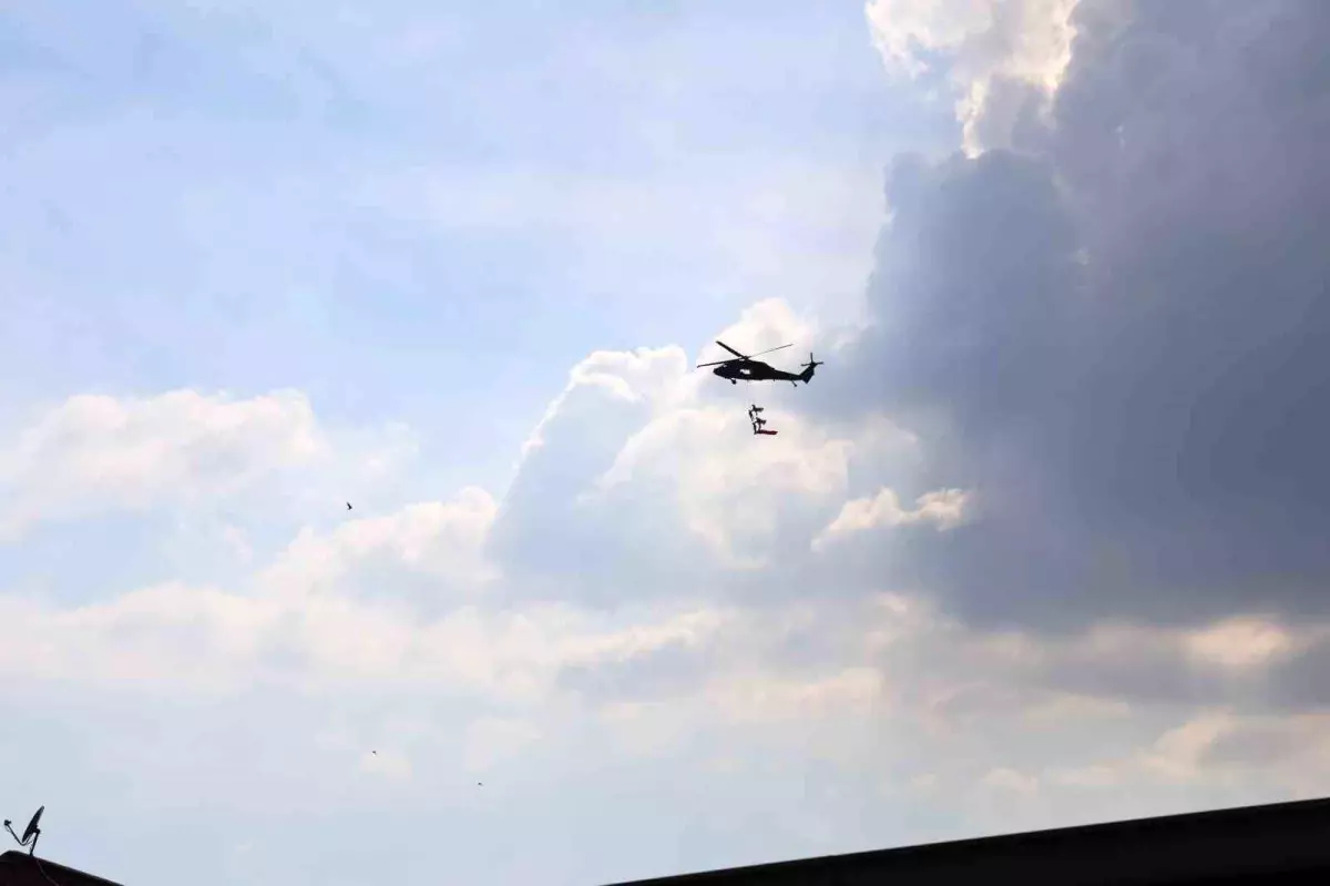 Komandoların Prova Uçuşu Aydınlıları Heyecanlandırdı