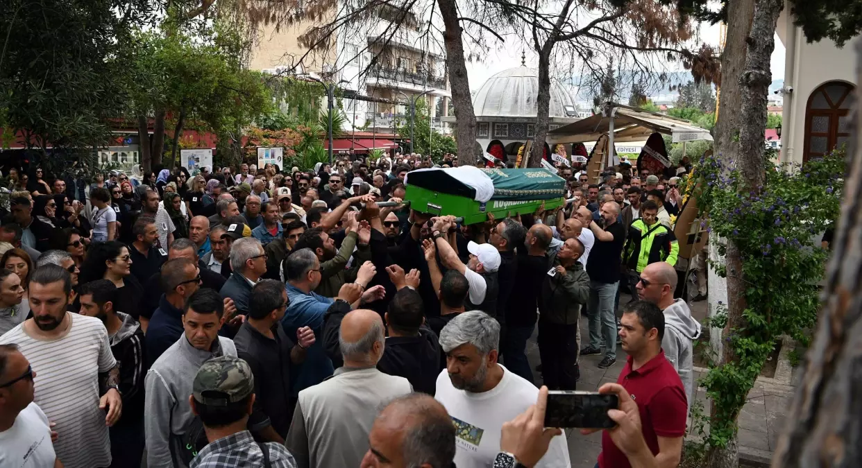 Şarkıcı Şimal Gülen Kuşadası’nda Defnedildi