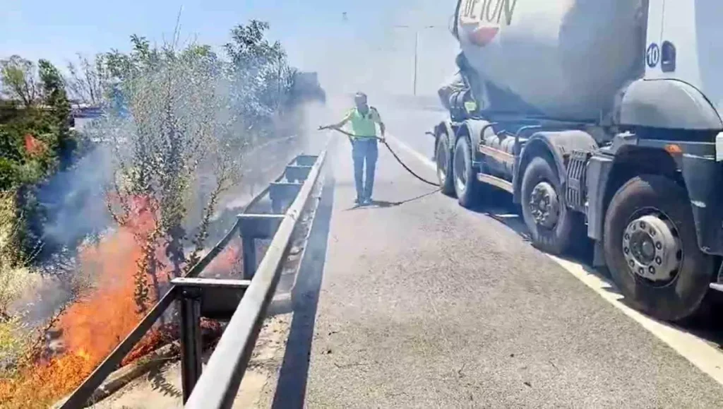 Trafik Polisi Beton Mikseriyle Yangını Kontrol Altına Aldı