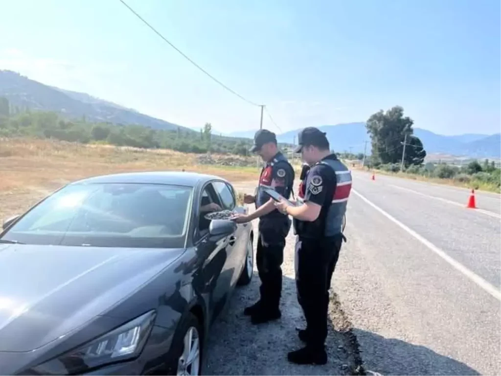 Jandarma Ekiplerinden Trafik Güvenliği Bilgilendirmesi