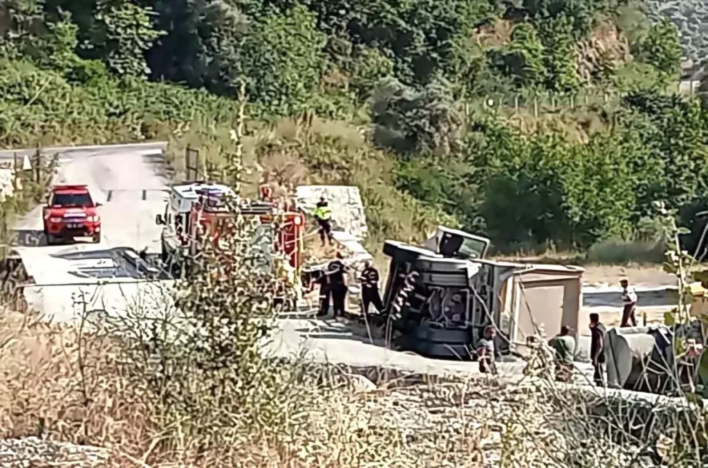 Trafik Kazaları Artıyor: Köşk’te Kum Kamyonu Devrildi