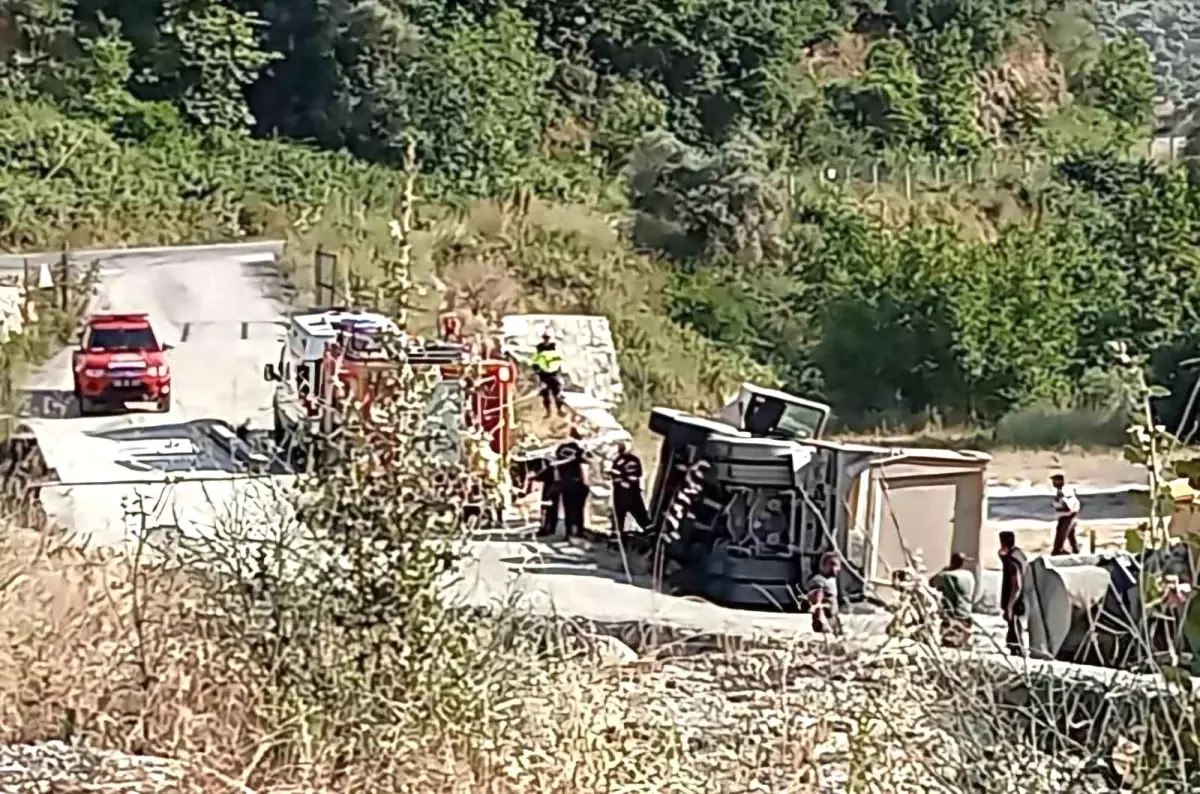 Trafik Kazaları Artıyor: Köşk’te Kum Kamyonu Devrildi