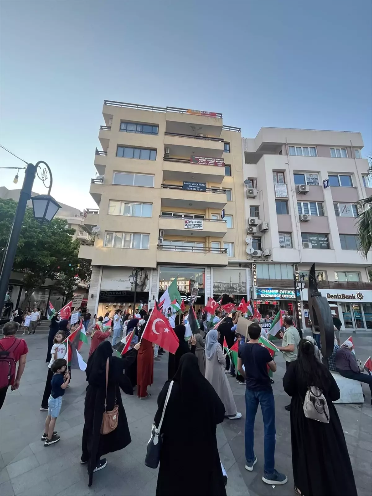 İsrail’in Gazze Saldırıları Kuşadası’nda Protesto Edildi