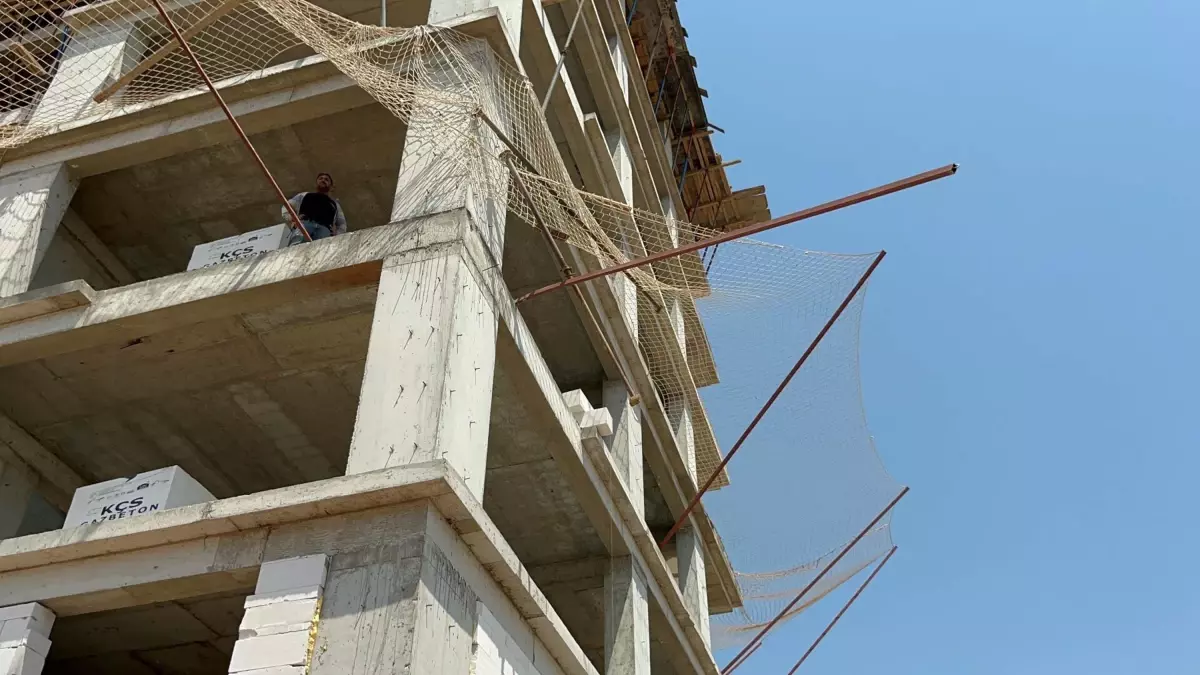 İnşaat İşçisinin 8. Kattan Düşmesiyle Ağır Yaralandı