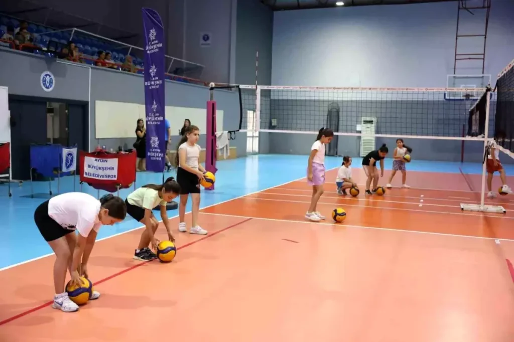 Aydın’da Yaz Kursları: Çocuklar Voleybol Sahasında Buluştu