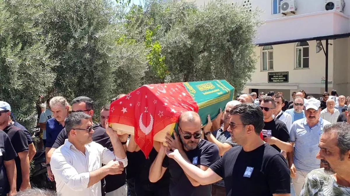 İstanbul’da Ölü Bulunan Yarış Spikeri Toprağa Verildi