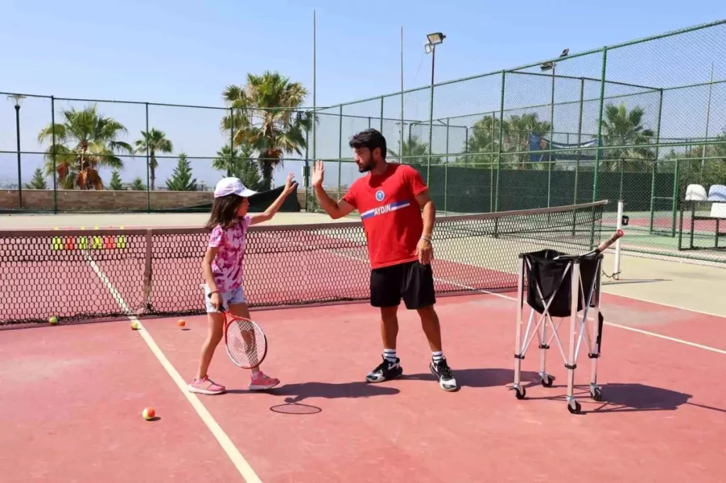 Aydın’da Çocuklara Ücretsiz Tenis Eğitimi