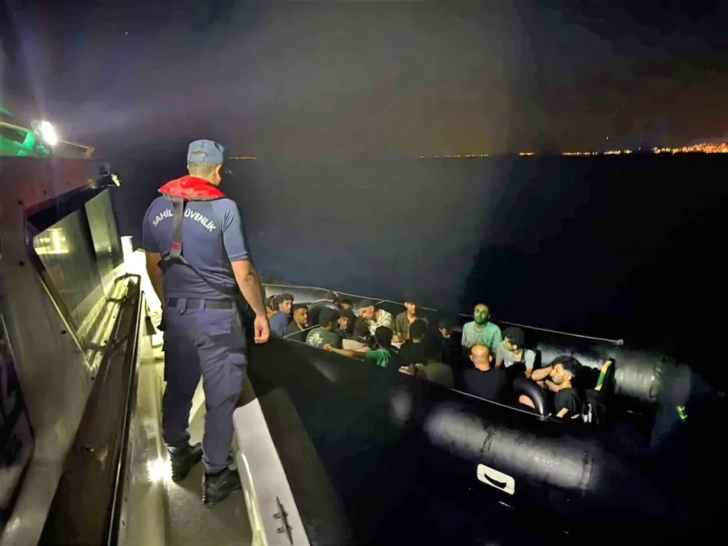 Kuşadası Açıklarında 18 Düzensiz Göçmen Kurtarıldı