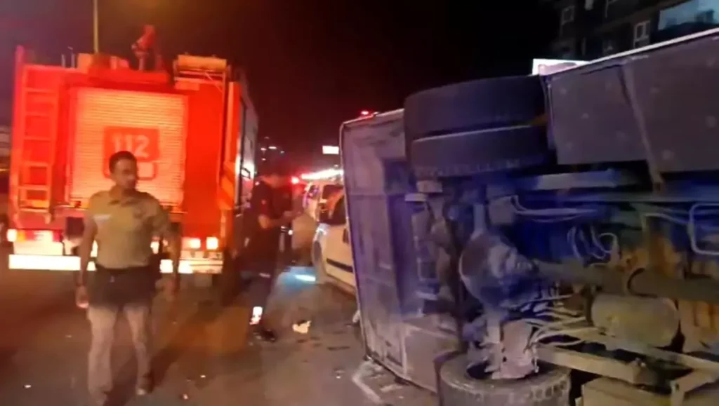 Tur Midibüsü Devrildi: Çok Sayıda Yaralı Var