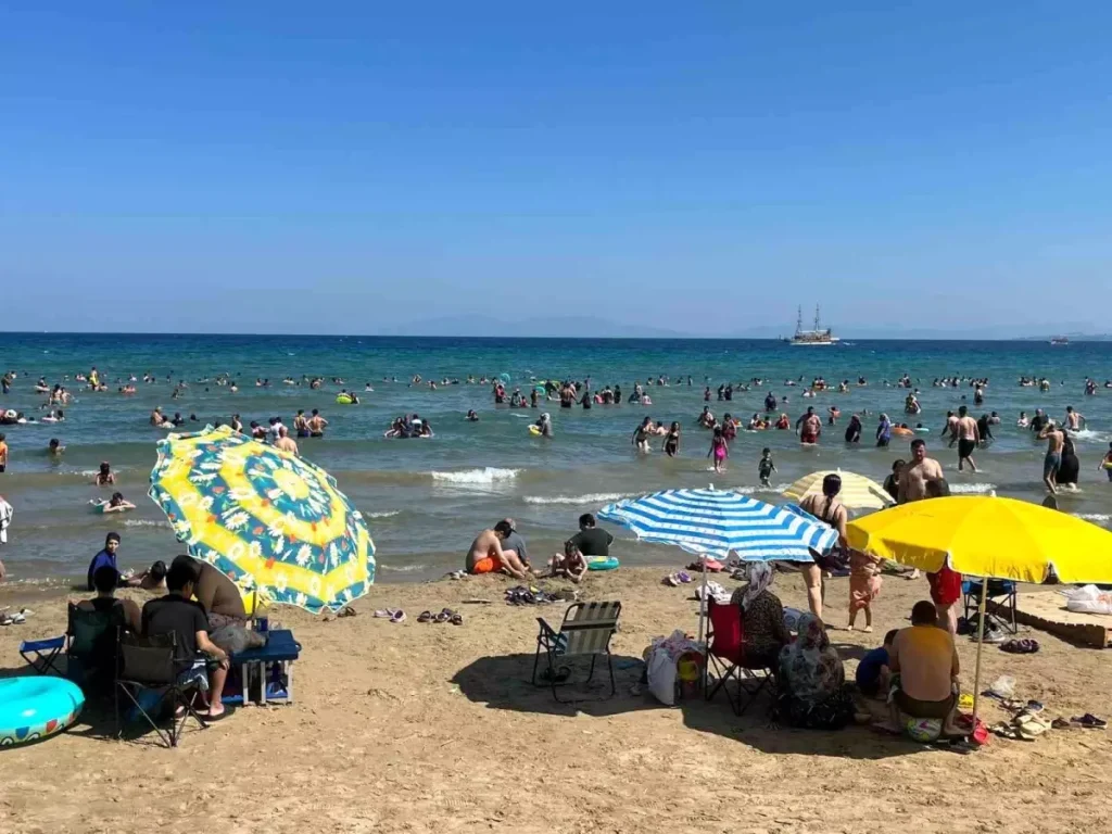 Tatilciler Dilek Yarımadası’na Akın Etti