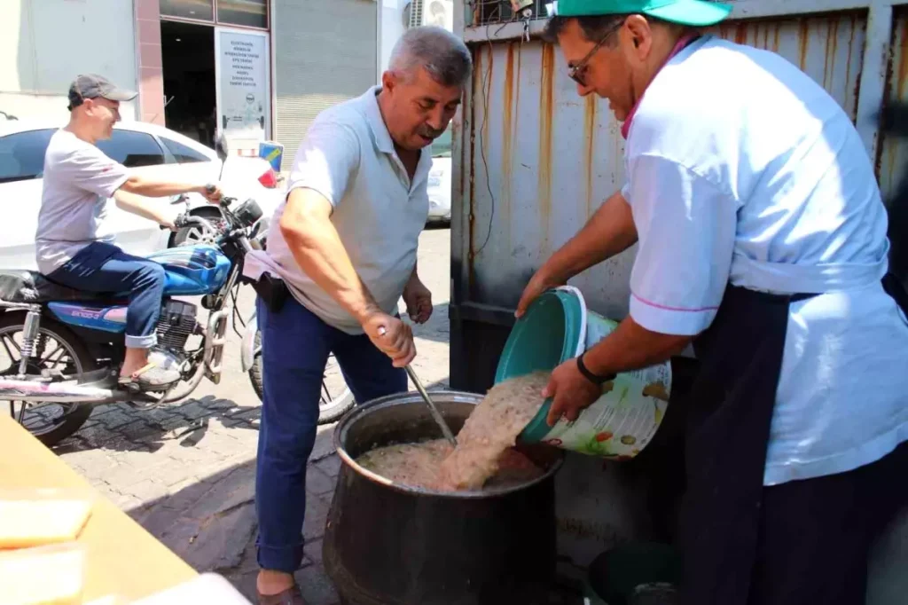 Sanayi Esnafı Aşure Geleneklerini Sürdürdü