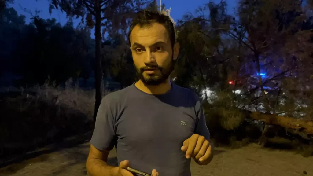 Ağaç Kamyonetin Üzerine Devrildi, Cadde Kapatıldı