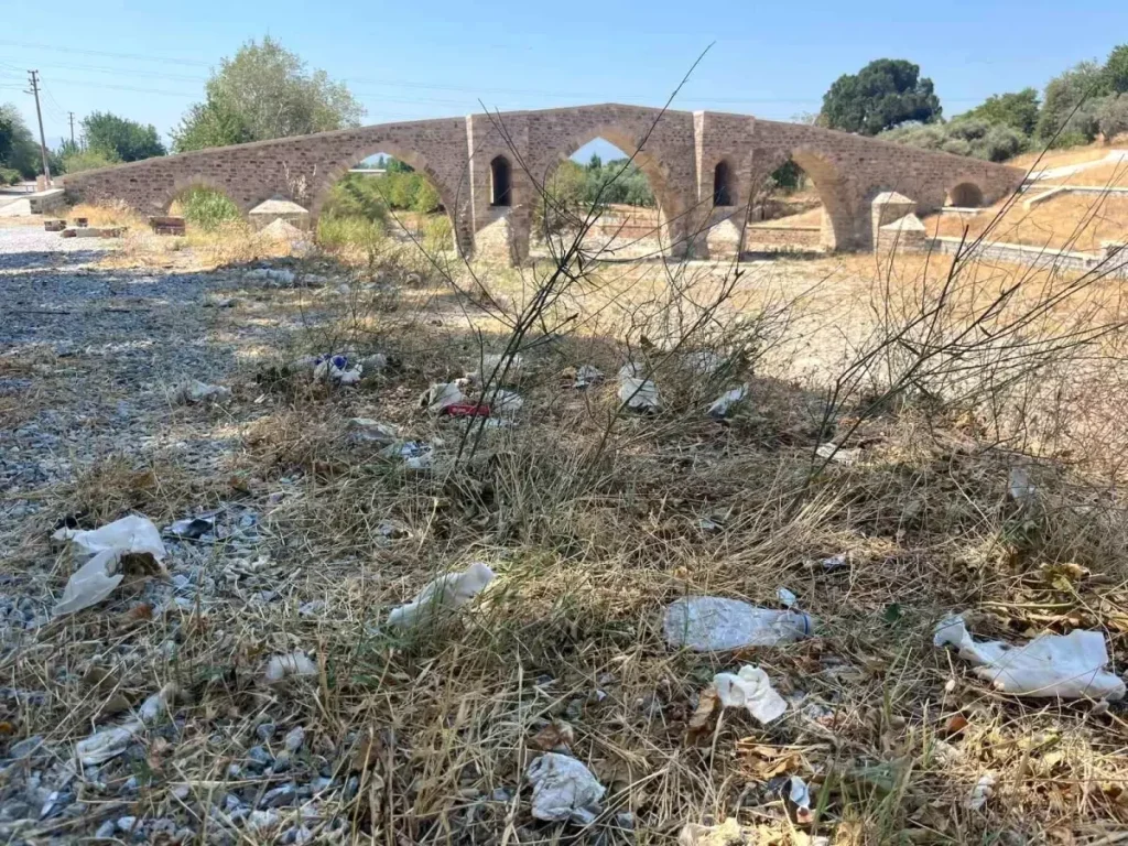 Tarihi Yunan Köprüsü Bakımsızlık Nedeniyle Eğlence Mekânı Haline Geldi