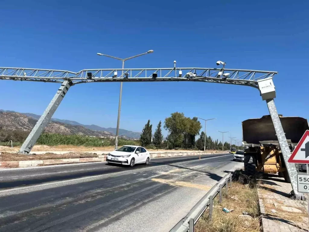 Kamyonun Damperi PTS Direğine Sıkıştı