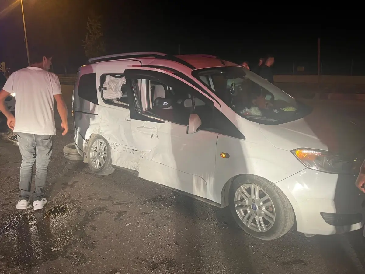 Adana’da Hafif Ticari Araç ile Otomobil Çarpıştı