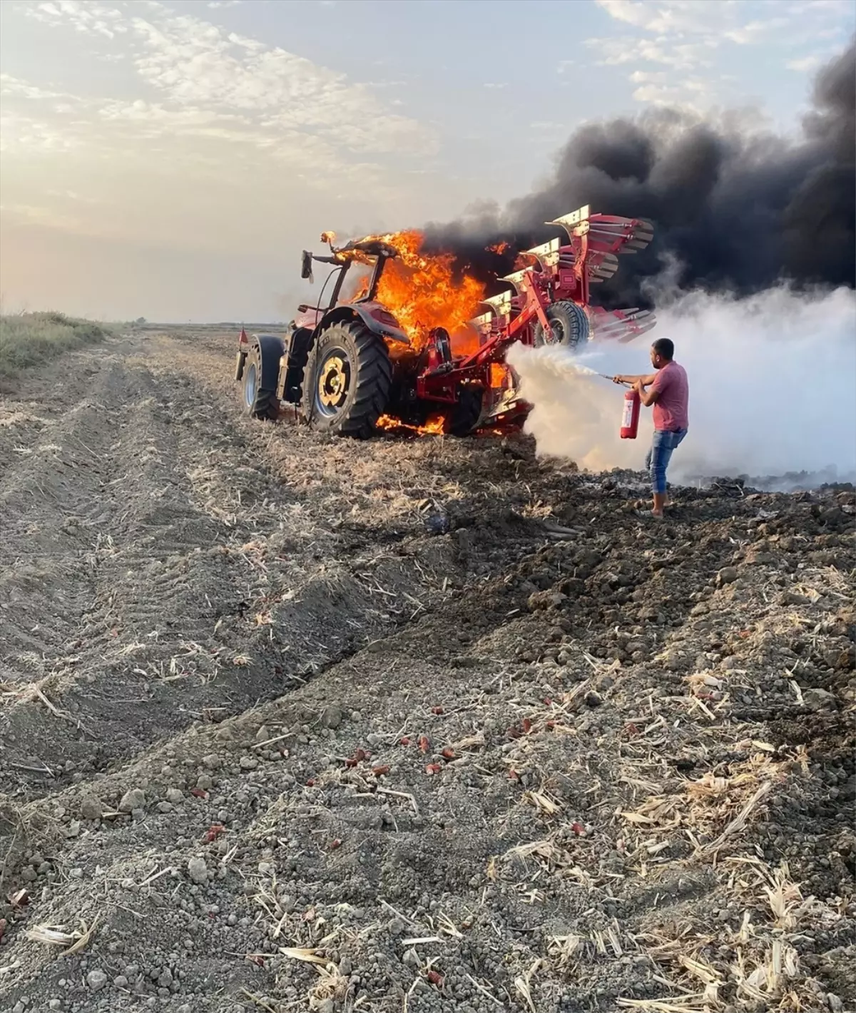 Traktör Yangını Büyükçıldırım Mahallesi’nde Hasara Yol Açtı